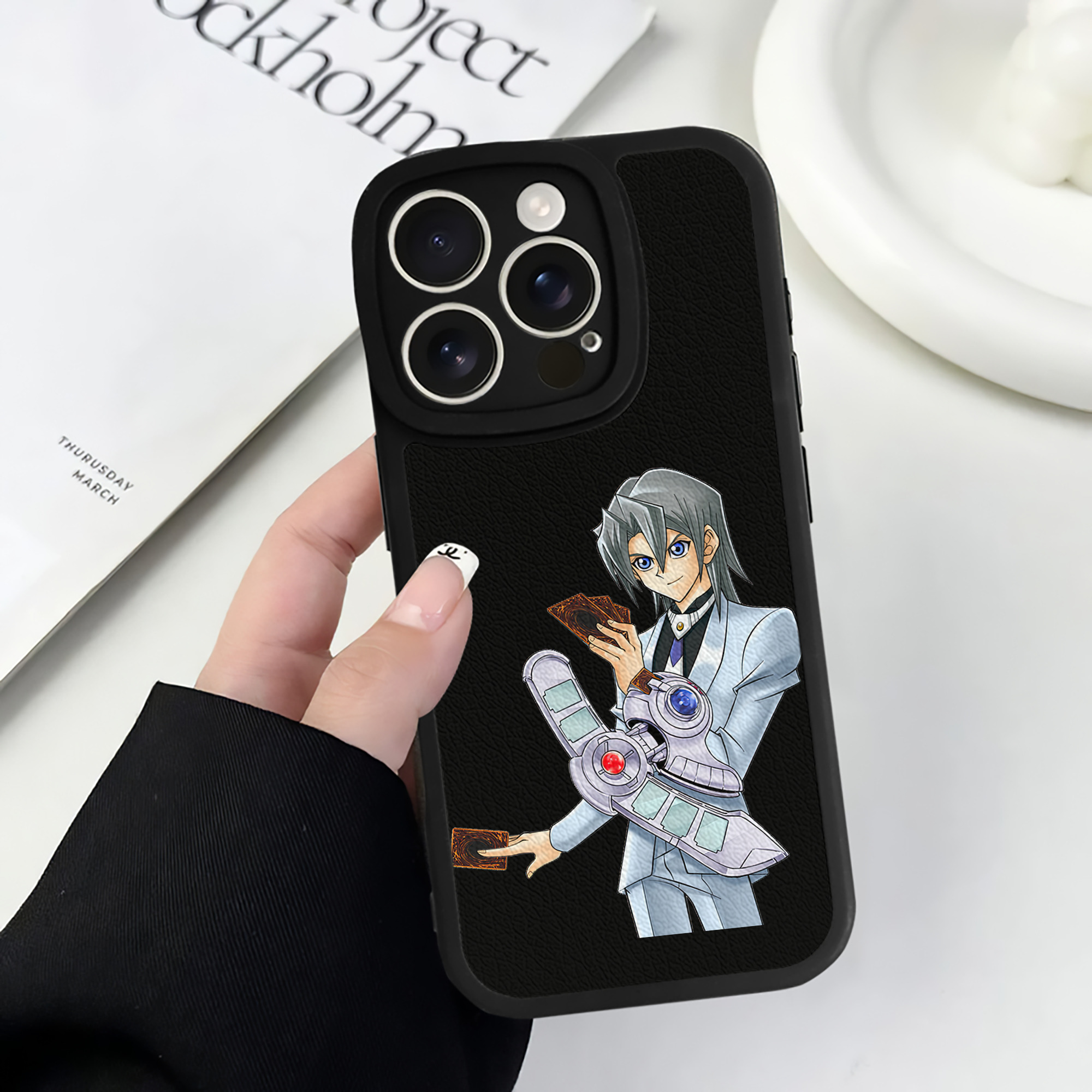 遊☆戯☆王 Yu-Gi-Oh! 【iPhone 16シリーズ対応】シリコンスマホケース（レザー調） 材質：シリコン